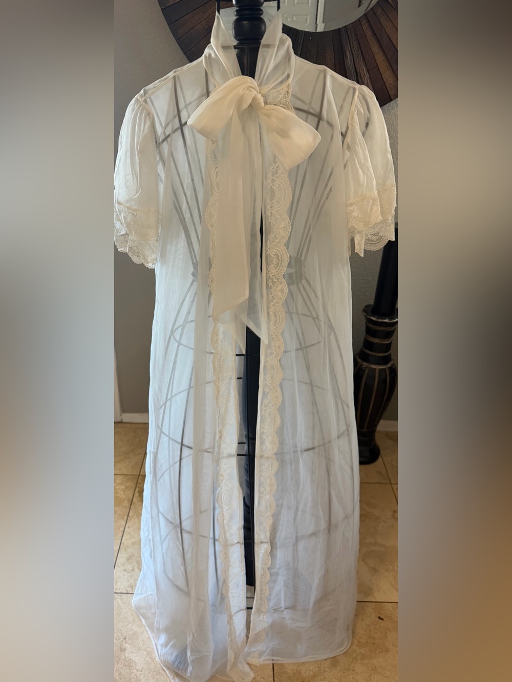 Sheer White 1970’s Dreamaway Open Front Peignoir Robe Delicate Lace Medium